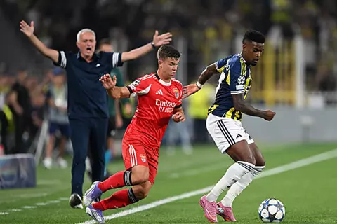 قد لا نشاهد مورينيو في دوري أبطال أوروبا.. فنربخشة يكتفي بالتعادل أمام بنفيكا